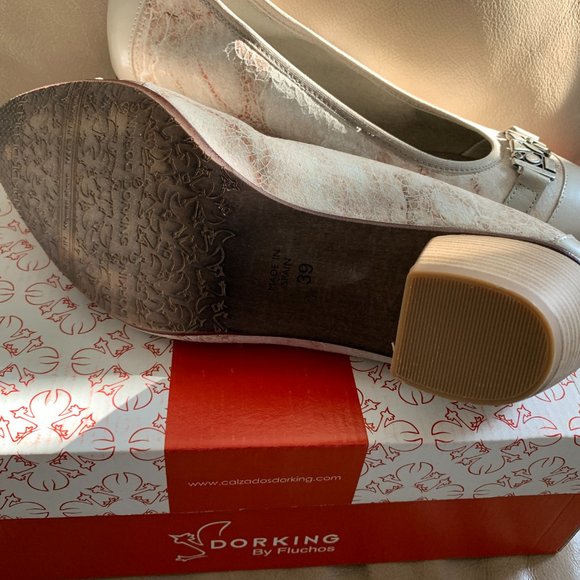 NEW! Dorking Cream Colour Leather Shoe. Size 9 - Picture 3 of 5